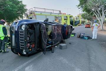 Vuelco de un vehículo en Jinámar tras recibir la embestida de otro/TA.